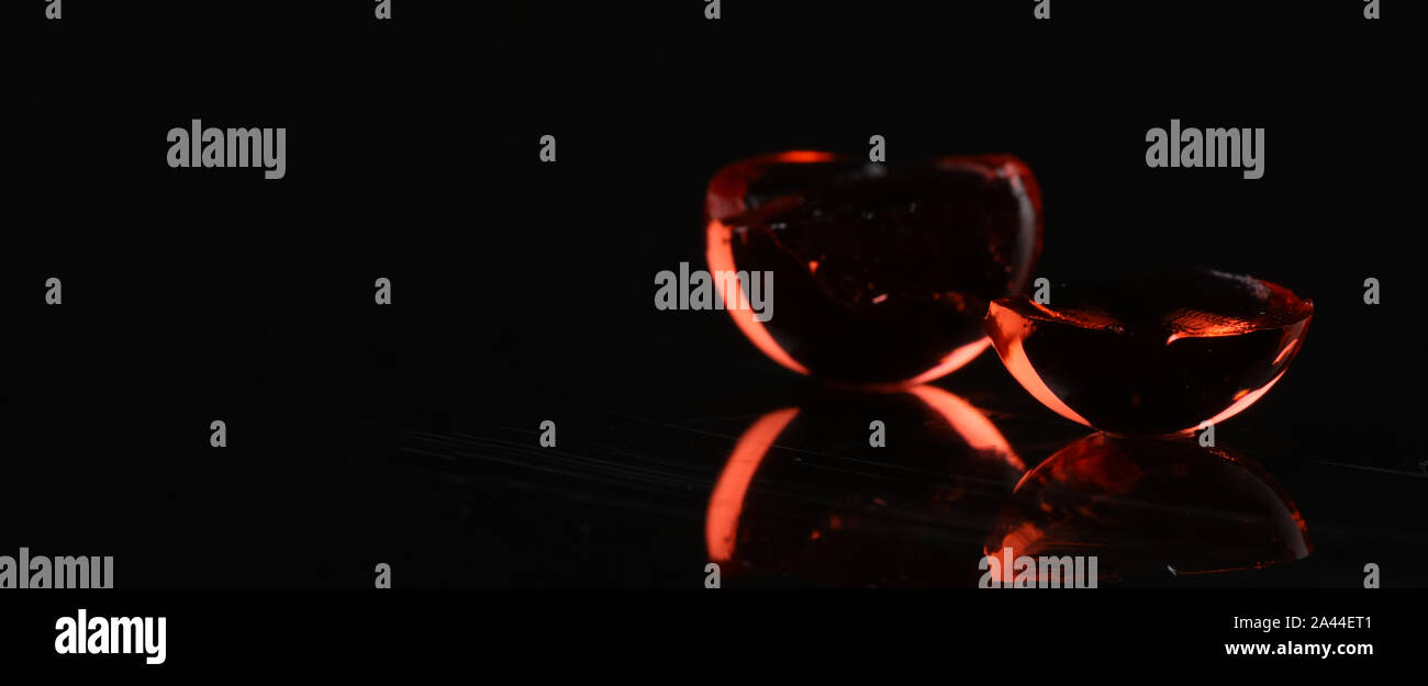 Rot leuchtenden Kugeln ob schwarzer Hintergrund mit Reflexion - Konzept geschossen Stockfoto