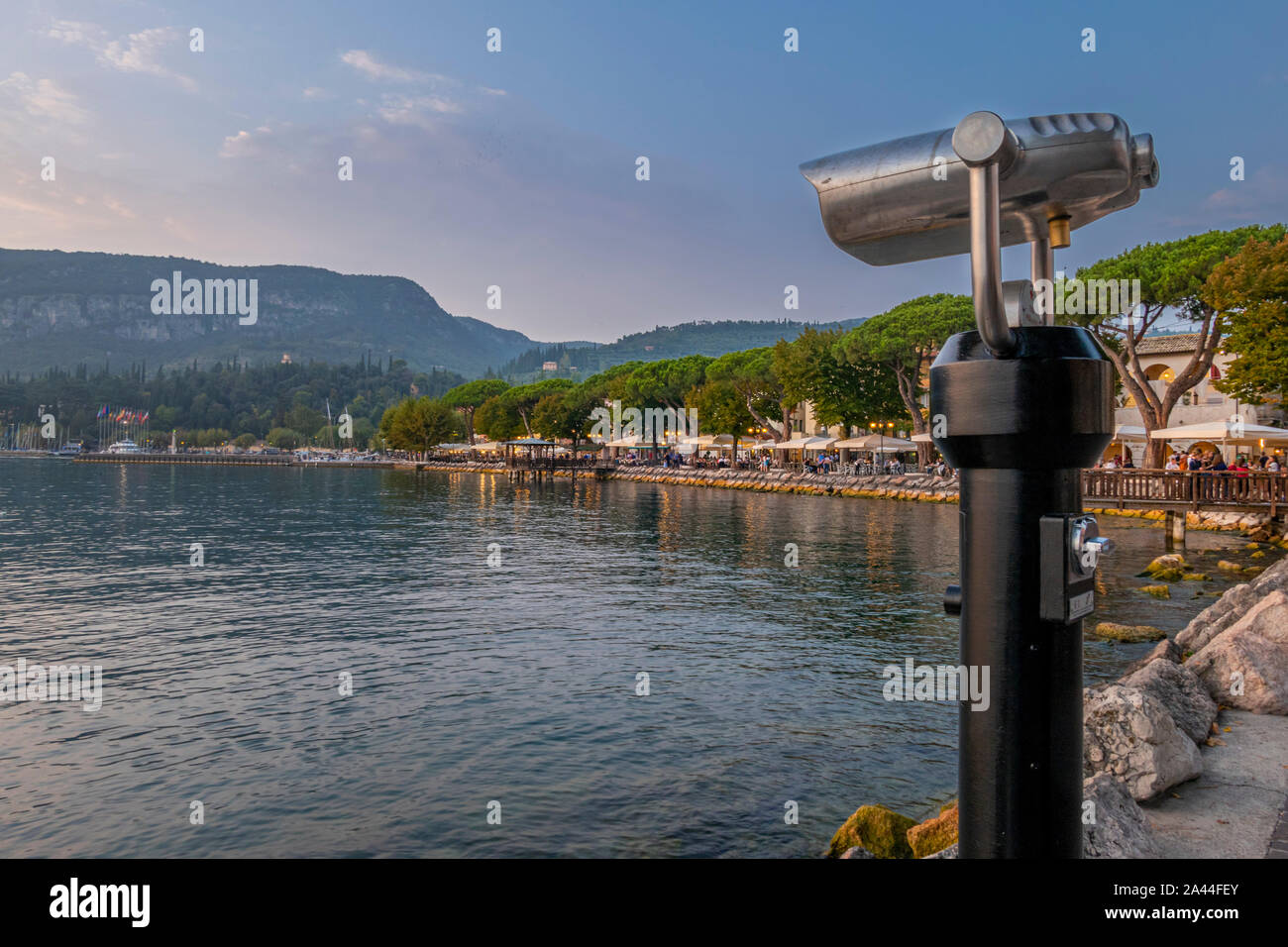 Abendstimmung an der Promenade in Garda am Gardasee, Lago di Garda, Venetien, Italien, Europa Stockfoto