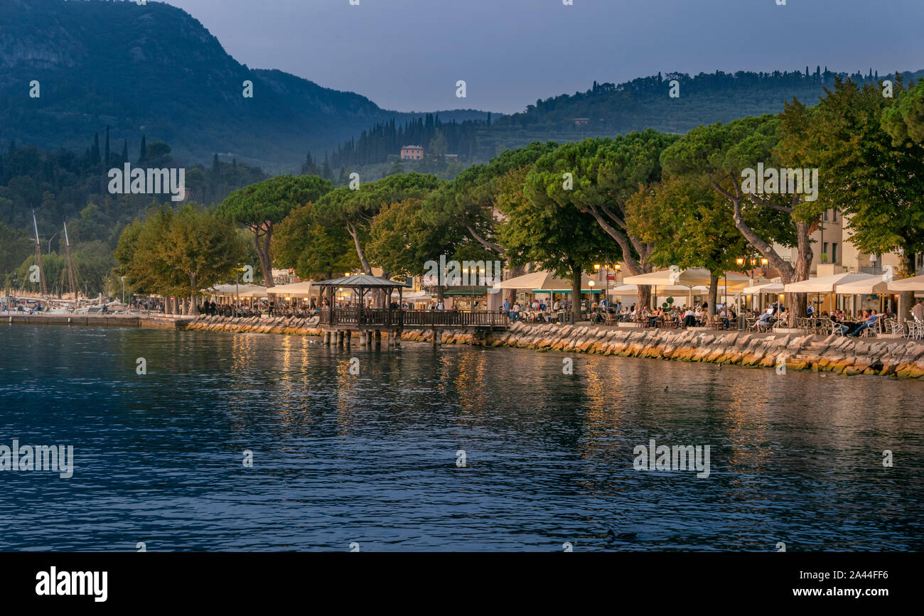 Abendstimmung an der Promenade in Garda am Gardasee, Lago di Garda, Venetien, Italien, Europa Stockfoto