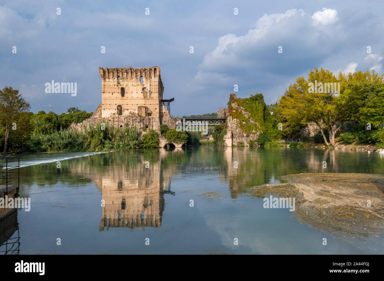 Visconti Brücke, Ponte Visconteo in Valeggio sul Mincio Borghetto am Fluss Mincio südlich von Gardasee, Lago di Garda, Venetien, Italien, Europa Stockfoto