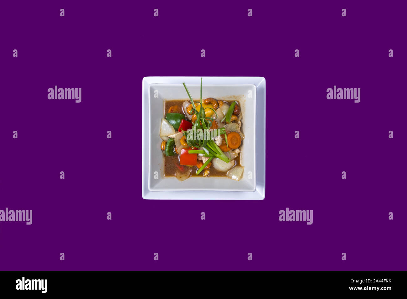 Asiatische Thai Essen auf weiße Platten mit lila Hintergrund mit Kopie Raum Stockfoto