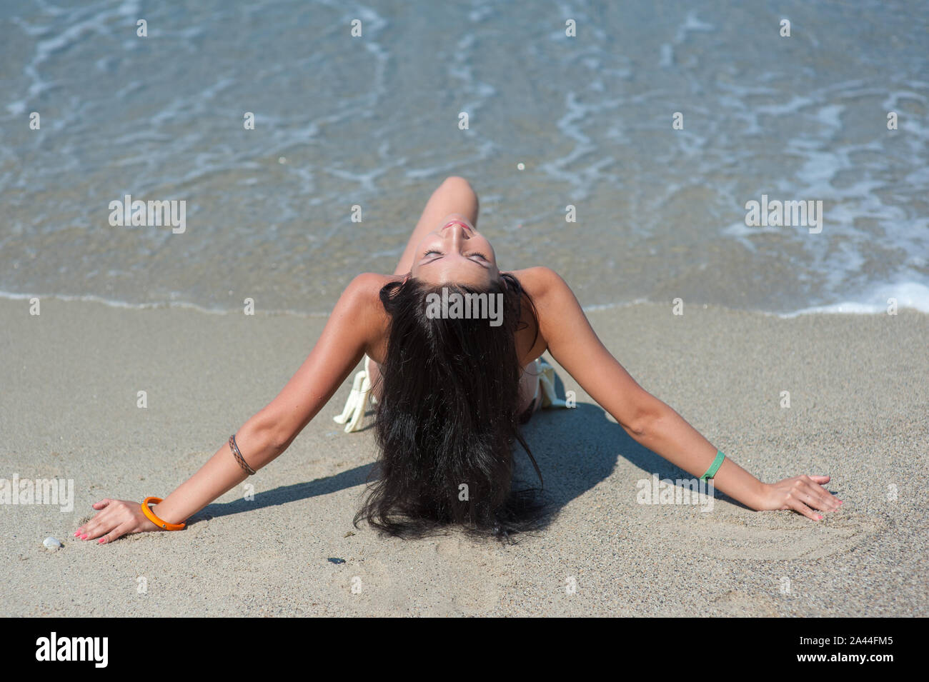 Das Mädchen Im Badeanzug Liegt Am Strand Glücklich Gesund Schöne Frau Liegen Auf Dem Sand In 