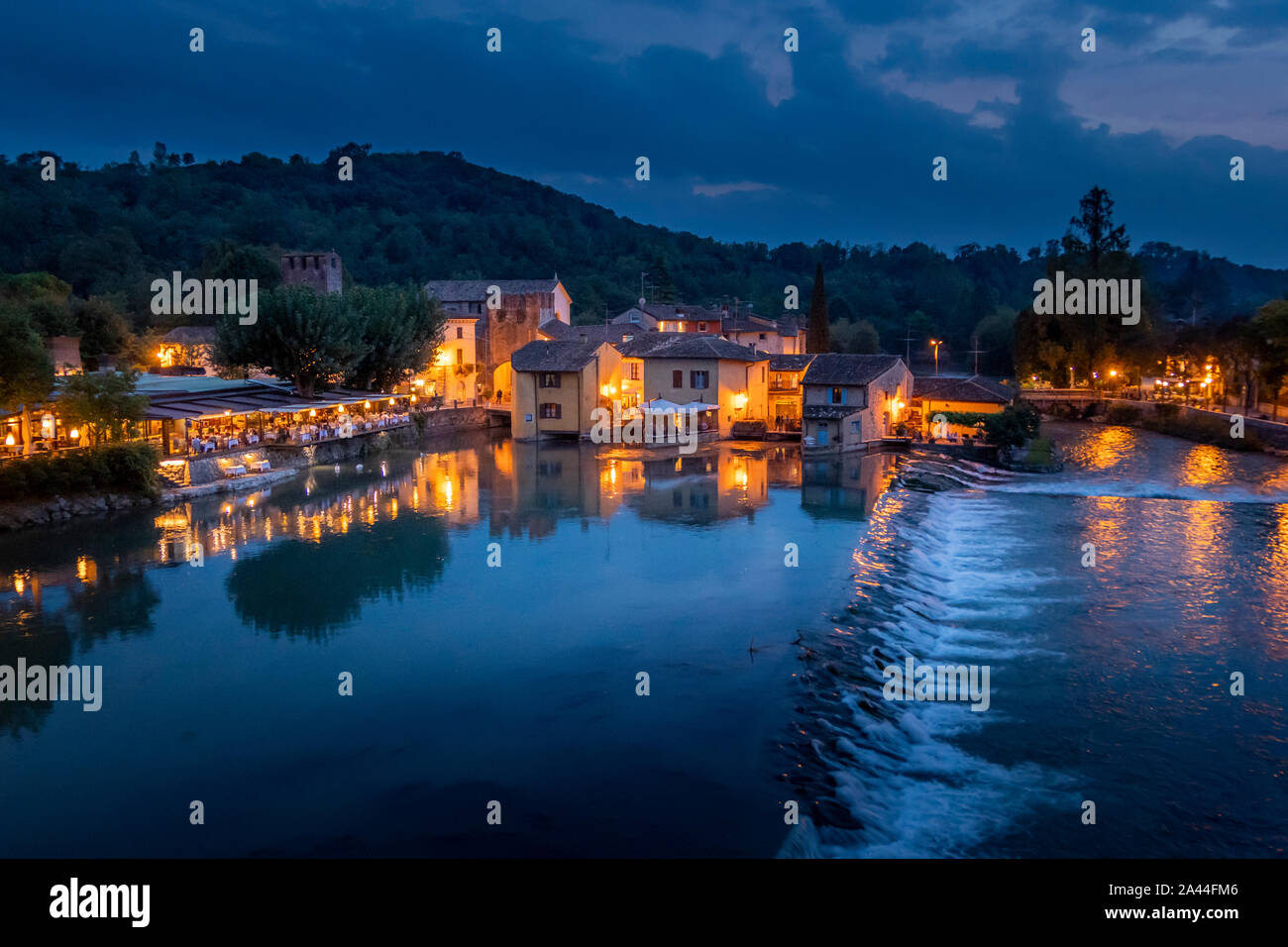 Valeggio sul Mincio, Borghetto am Mincio in der Nacht, südlich vom Gardasee, Venetien, Italien, Europa Stockfoto