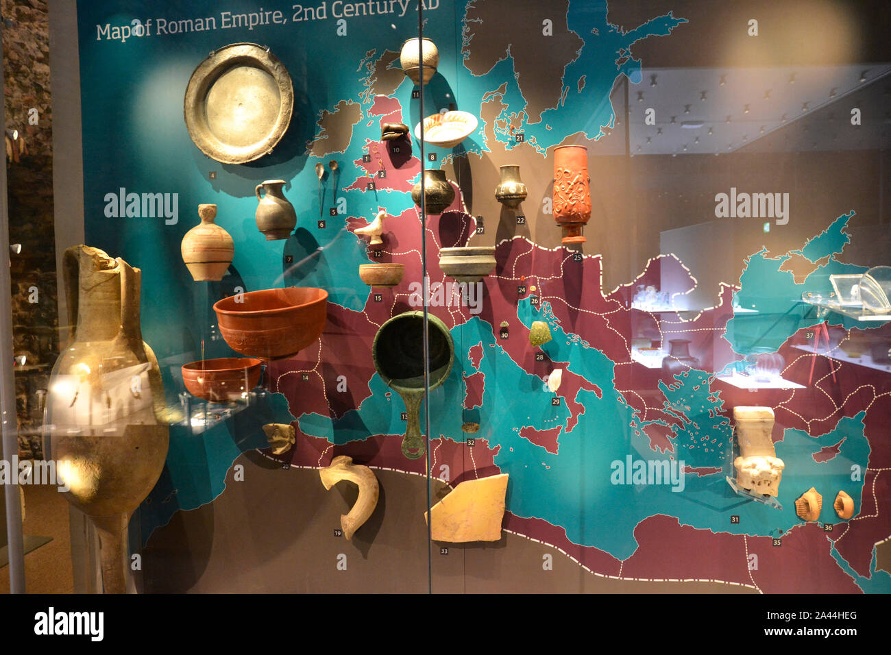 Karte des Römischen Reiches, mit römischen Artefakten in Colchester Castle, Colchester, Essex, Großbritannien Stockfoto