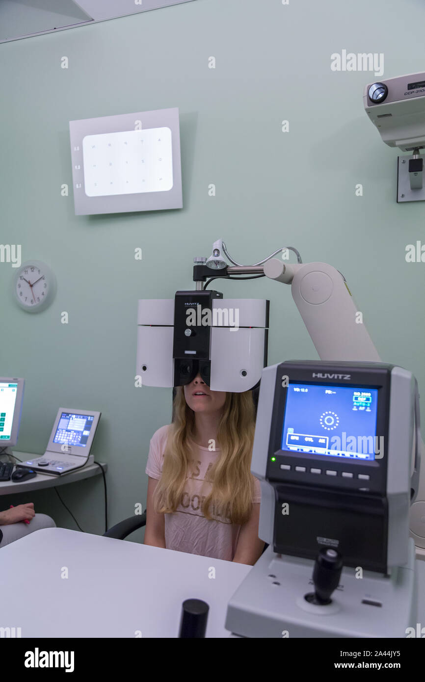 Junge Frau von Sehvermögen Inspektion bei Optiker Stockfoto