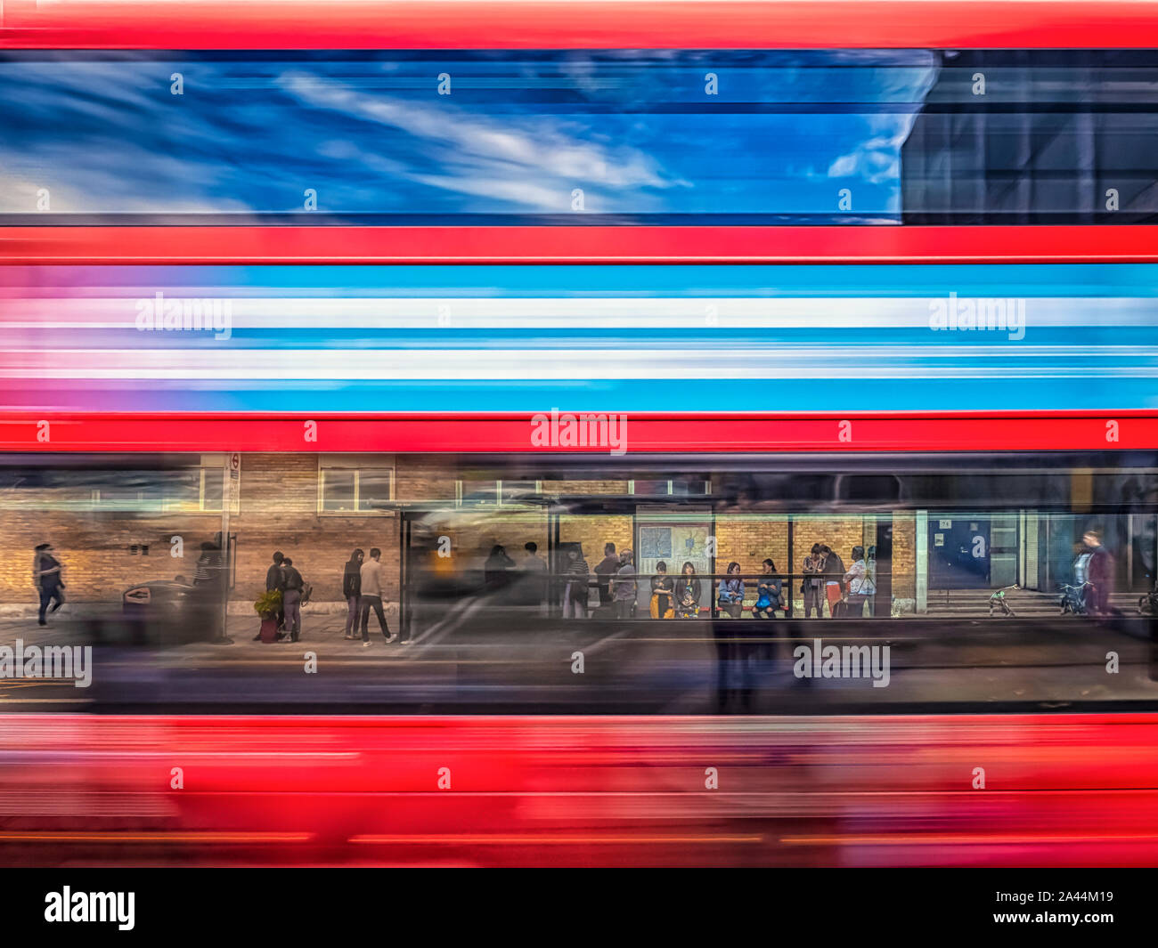 London Red Bus, Bushaltestelle, ein abstraktes Bild Stockfoto