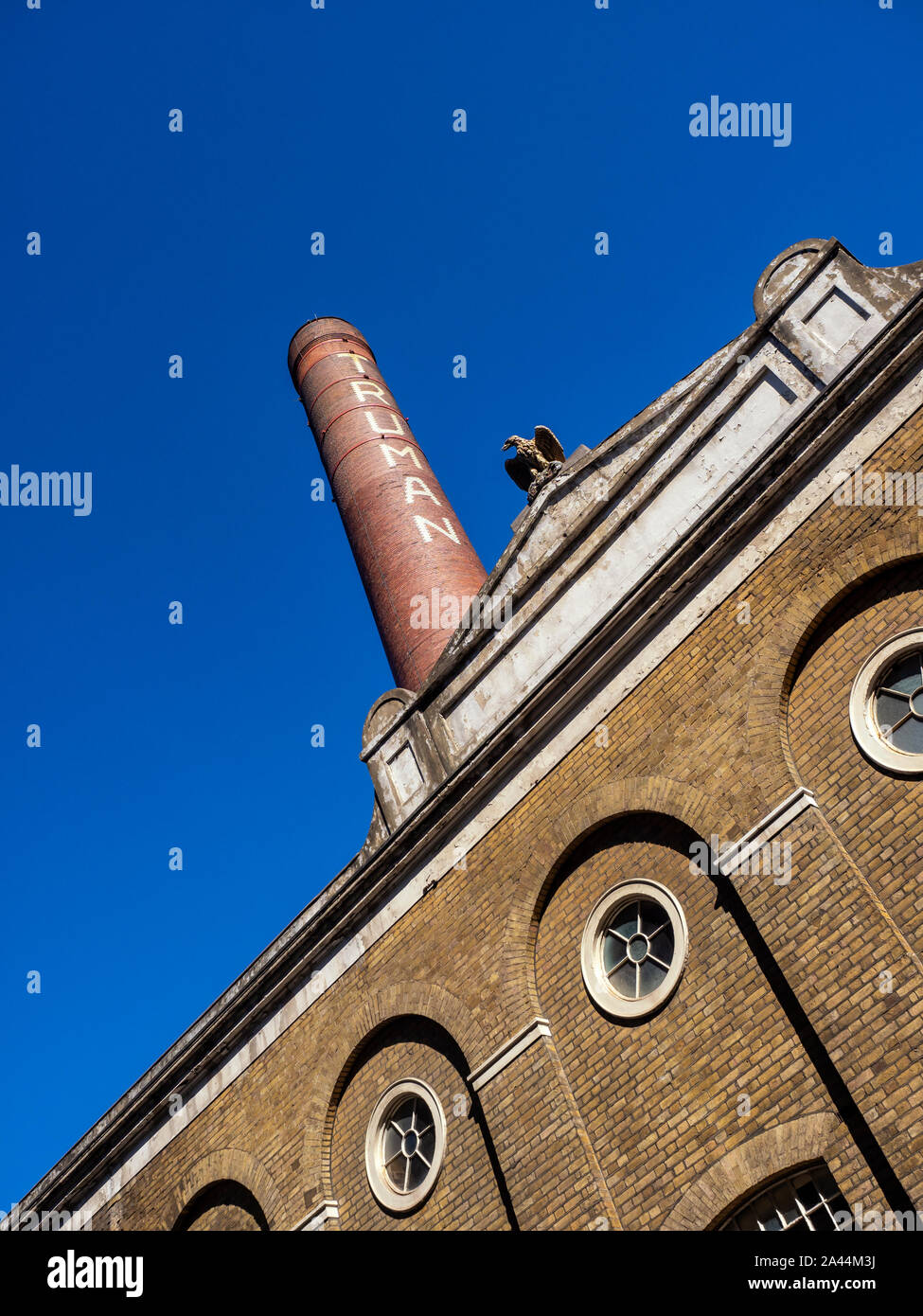 LONDON, Großbritannien - 16. SEPTEMBER 2018: Der Kamin der Old Truman Brewery in der Brick Lane Stockfoto