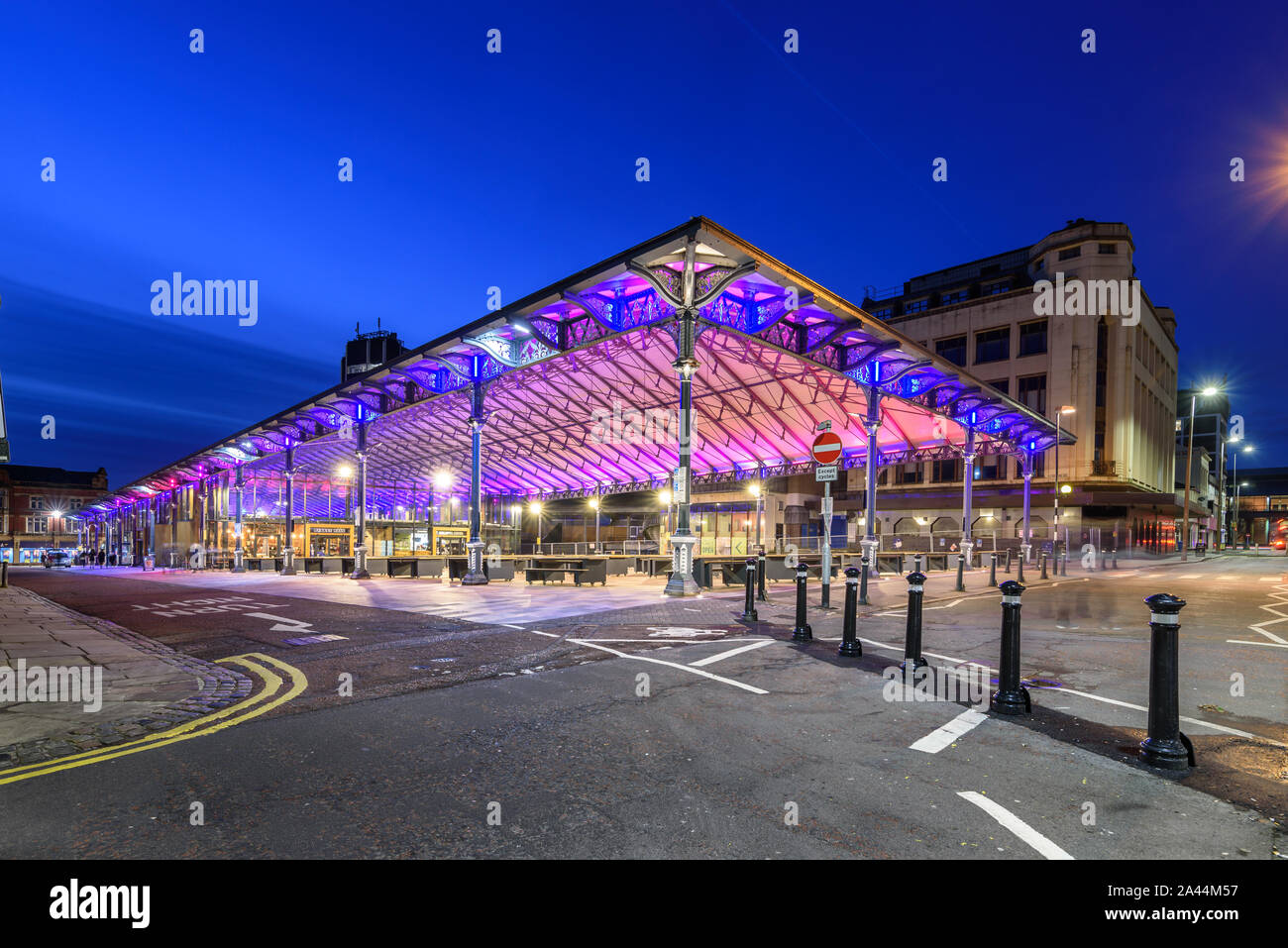 Viktorianischen Markthalle in Preston hat sowohl die alten Schmiedearbeiten und neuen Stahlbau umfasst. Stockfoto