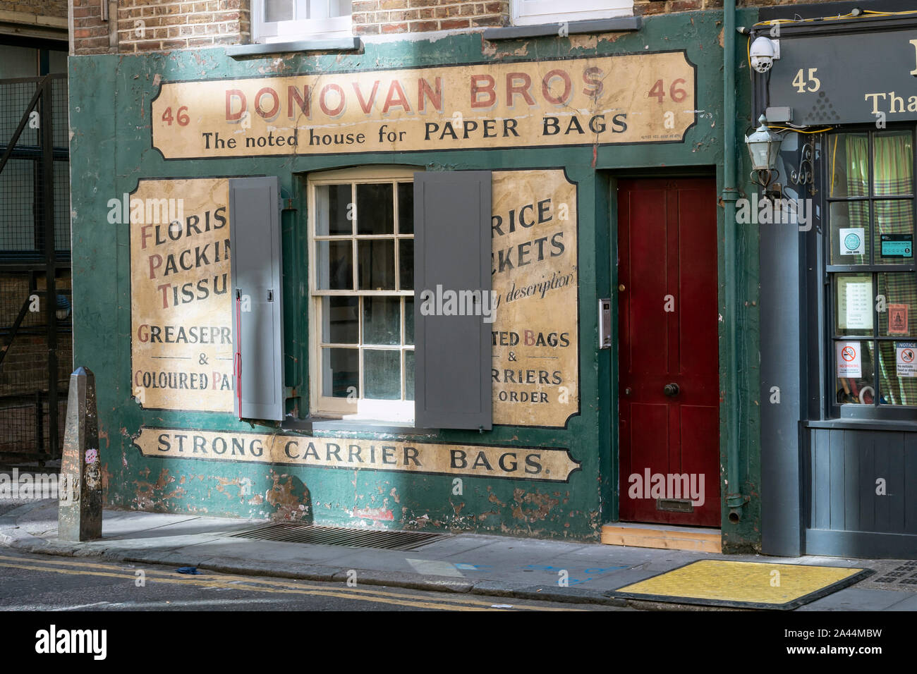 LONDON, Großbritannien - 16. SEPTEMBER 2018: Donovan Bros Papiertüten-Geschäft in der Crispin Street in der Spitalfields-Gegend Stockfoto