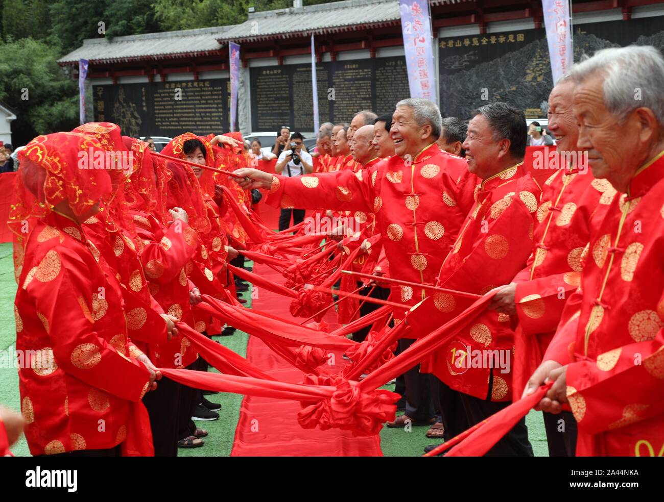 Chinesische ältere Paare nehmen an einer Gruppe Hochzeit Zeremonie Traditionelle Chinesische festival Qixi Festival, auch bekannt als die chinesischen Valen zu feiern. Stockfoto
