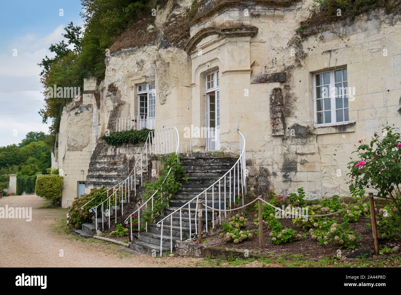 Höhlenwohnung in der Nähe von Saumur, La Grande Vignolle, Wein Chateau in die Felswand mit großer Treppe Eingang gebaut Stockfoto