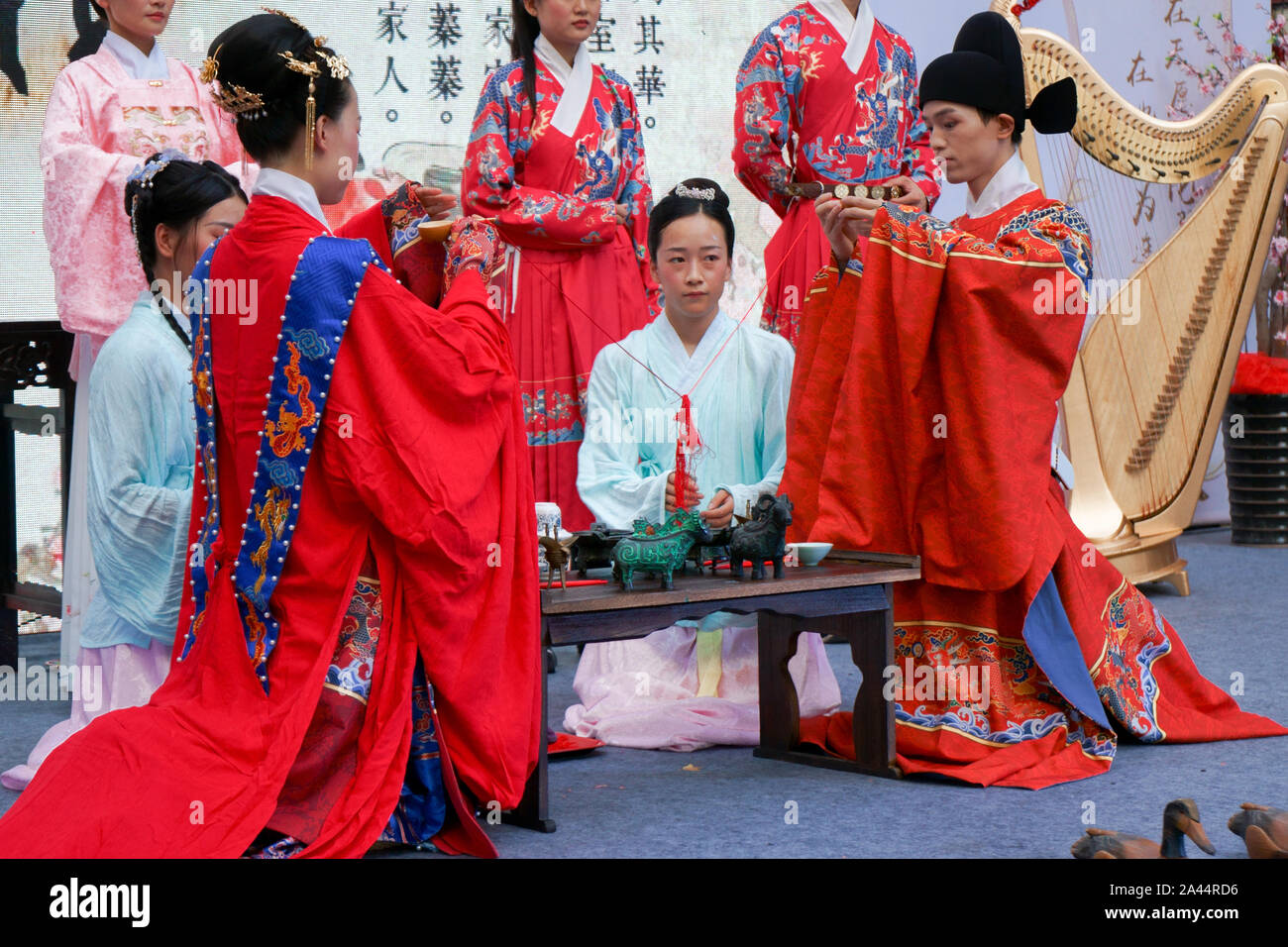 Hunderte von chinesischen Antike - Chinesische-kleidung Liebhaber sammeln die Qixi Festival in Hefei, Provinz Anhui, China vom 3. Juli 2019 zu feiern. Hun Stockfoto