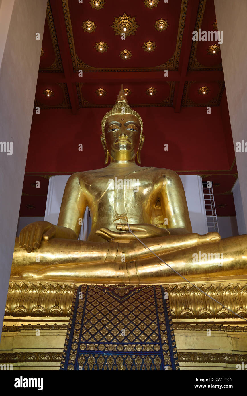 Riesige Statue eines sitzenden Buddha Phra Wihan Mongkhon Bophit, Ayutthaya, Thailand Stockfoto