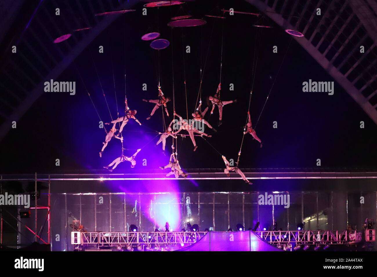 Von live Rock Musik begleitet, luftakrobaten von Voala, einem spanischen Zirkus troupe, spielen overhead Performance, die die erste dieser Art in Festland C Stockfoto