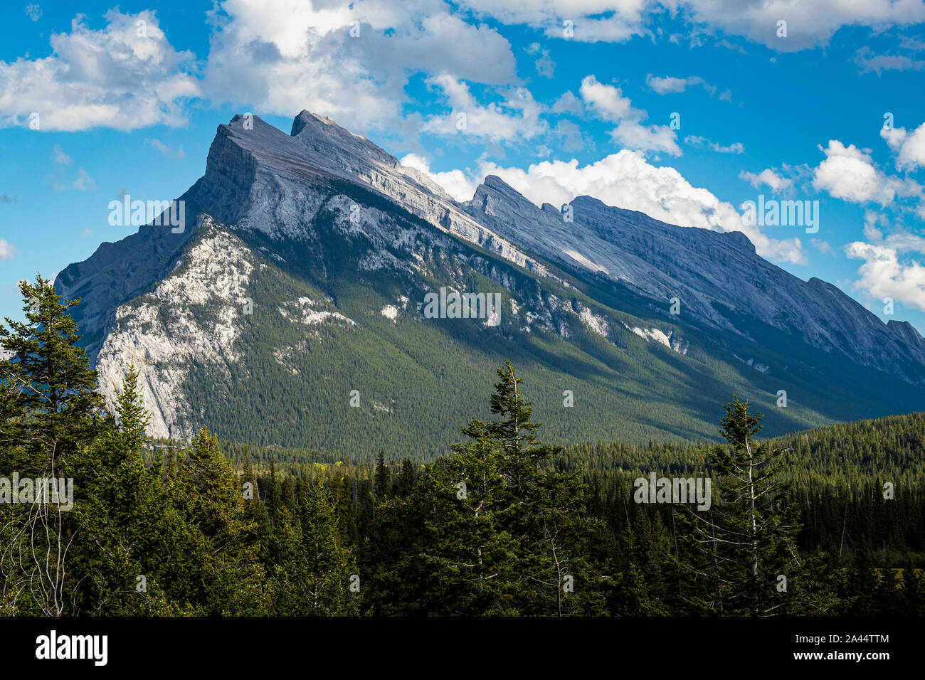 Außergewöhnlichen Blick auf den majestätischen Mount Rundle an einem sonnigen Sommertag von Vermilion Lakes Viewpoint, Banff National Park, Alberta, Kanada Stockfoto