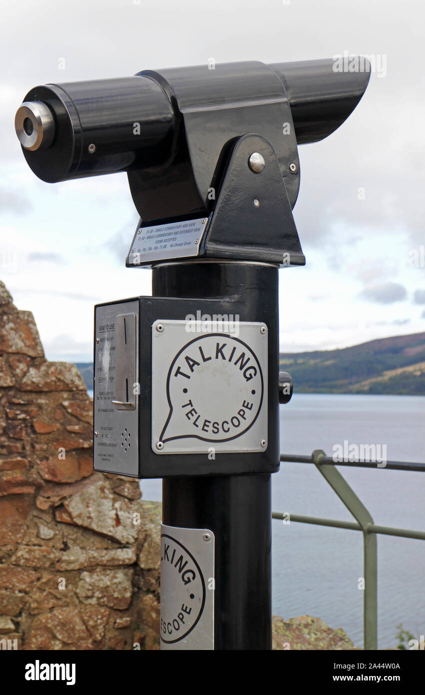 Ein sprechendes Teleskop für Besucher Hilfe und Informationen am Urquhart Castle am Loch Ness, Schottland, Großbritannien, Europa. Stockfoto