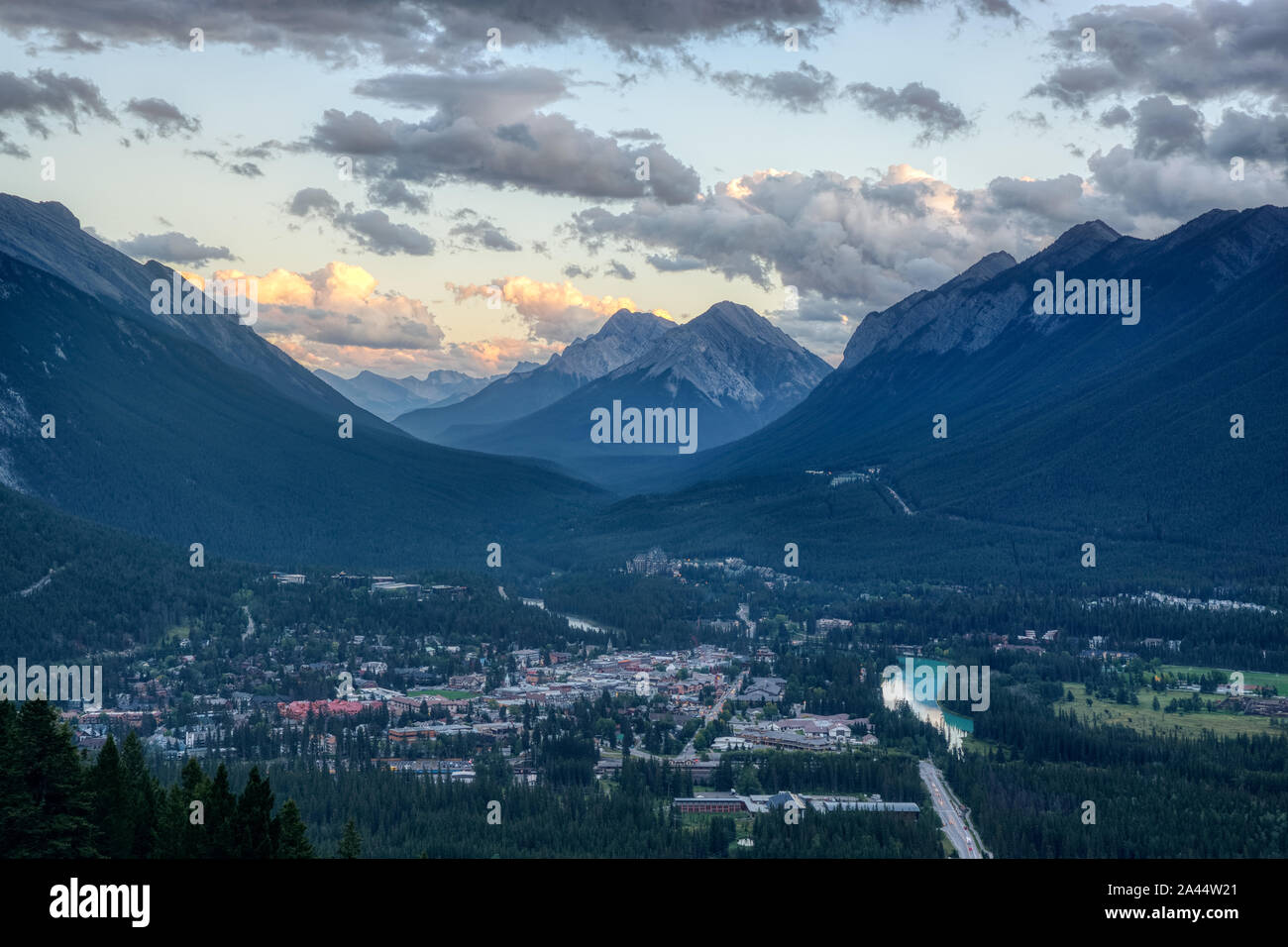 Schönen Blick auf Banff Resort Stadt mit Mount Rundle, Goatview Peak, und Schwefel Berg hoch über der Stadt, von Banff Viewpoint, Mount Stockfoto