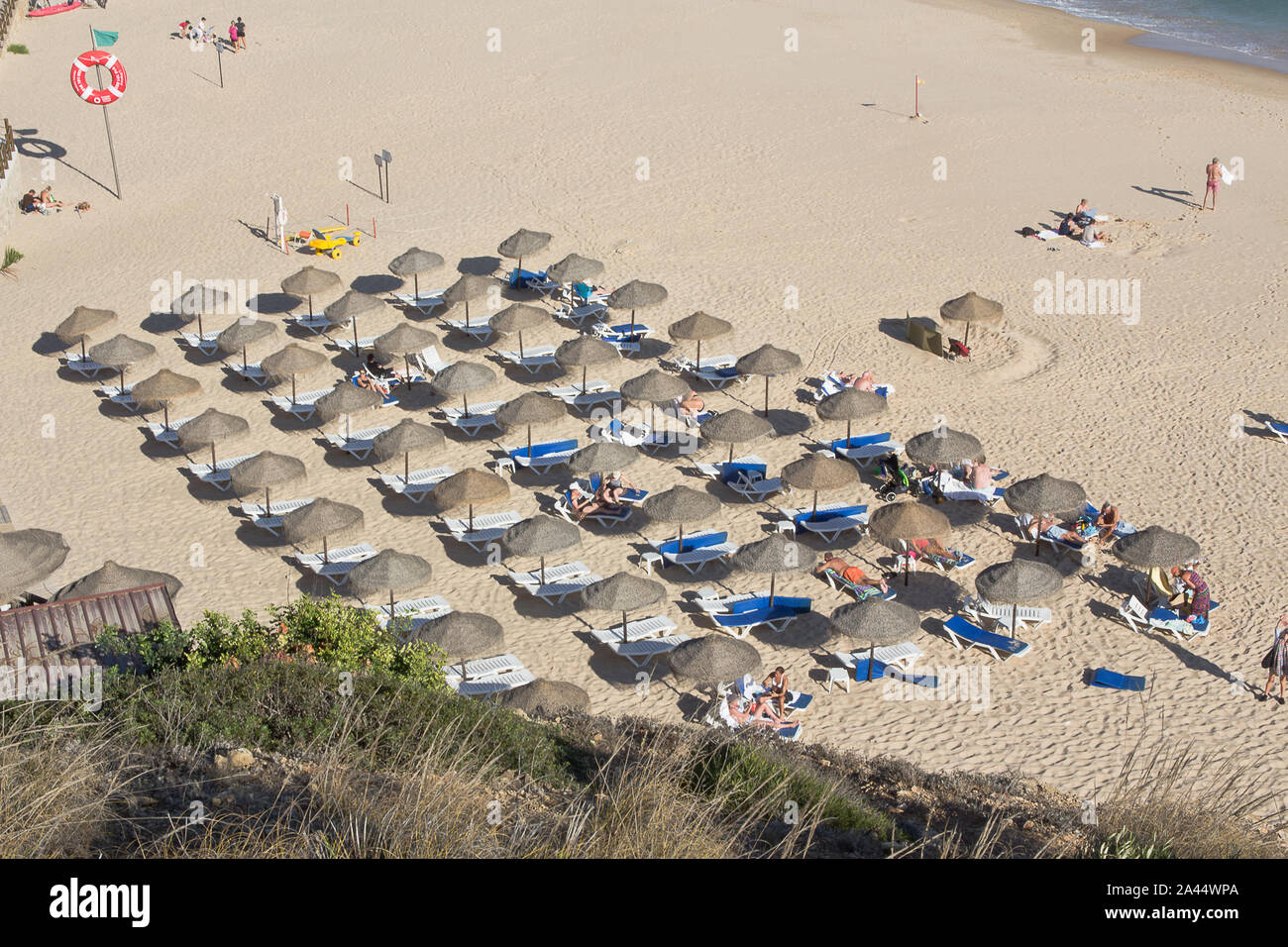 Sonnenschirm Bildung - Salema - Portugal Bild von der Klippe. Stockfoto