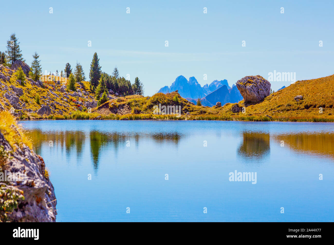 Herbstspiegelungen des Valparola Passes Stockfoto