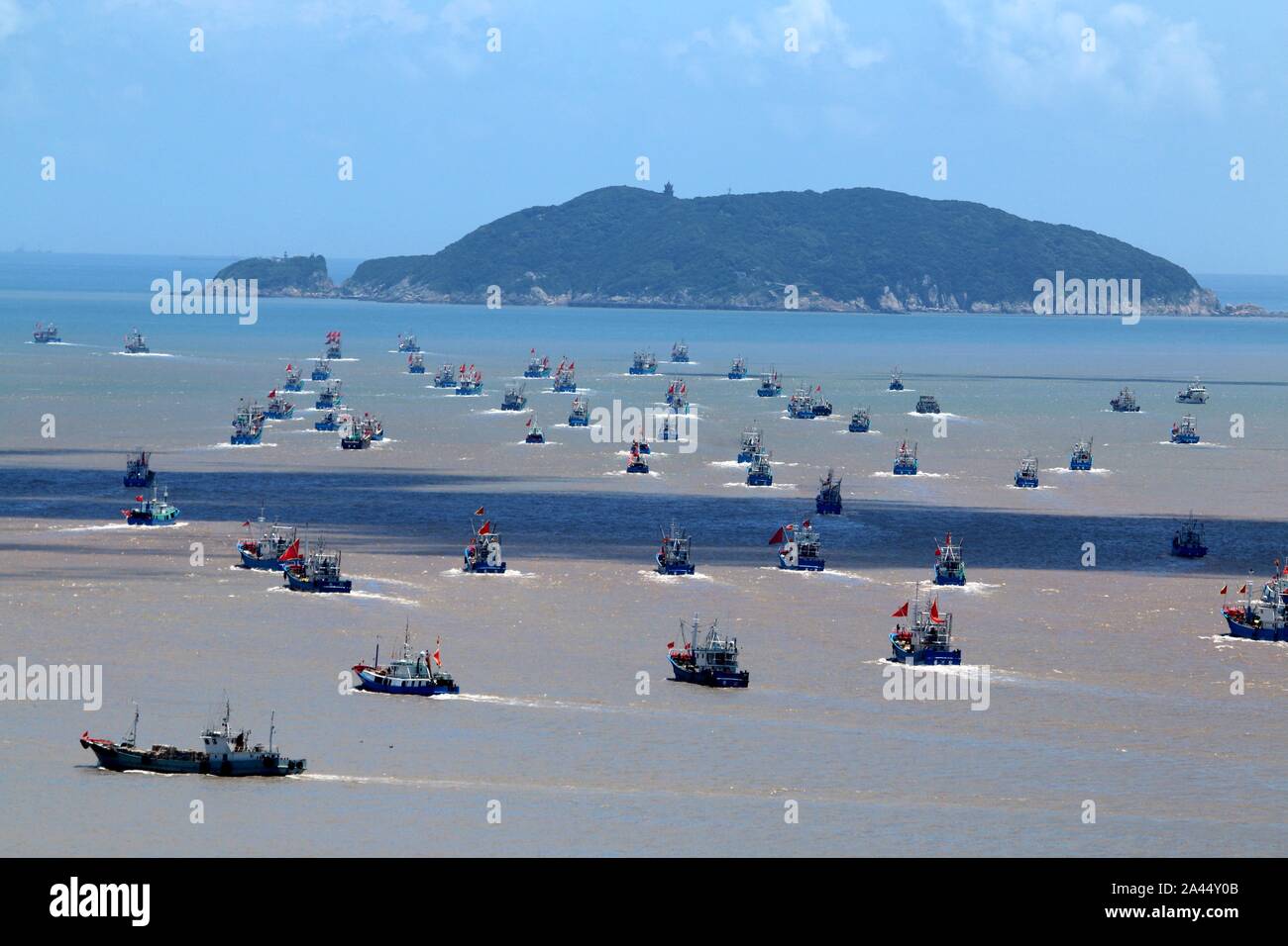 Fischerboote Hinterlasse einen Port zu Angeln nach drei Monaten Fangverbot in Wuhan City, Ningbo City, im Osten der chinesischen Provinz Zhejiang, 1. August 201 fortsetzen Stockfoto