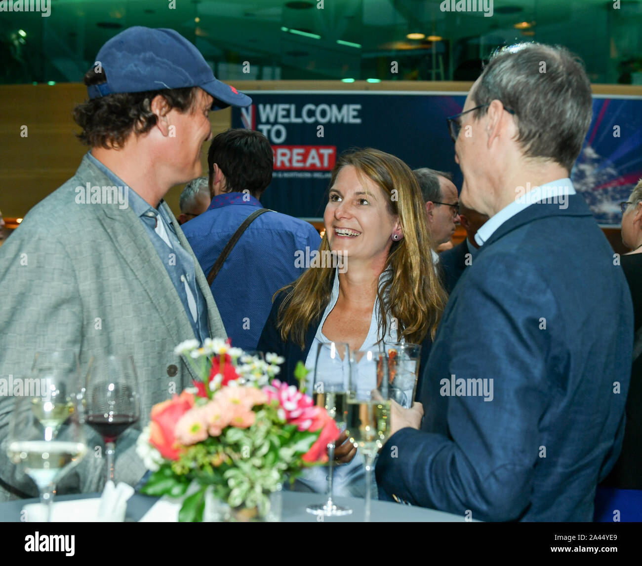 Berlin, Deutschland. 11 Okt, 2019. Schauspieler Oliver Masucci (L-R), Tanit  Koch, Geschäftsführer von n-tv und Chefredakteur der Zentralredaktion der  RTL-Gruppe, und Sir Sebastian Holz, Britischer Botschafter, bei einem  Empfang in der Britischen