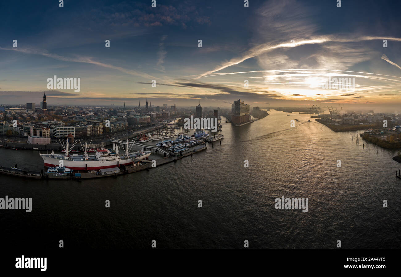 Luftaufnahme von Hamburg mit Elbphilharmonie, Landunsgbrücken, Speicherstadt und Hafencity bei Sonnenaufgang Stockfoto