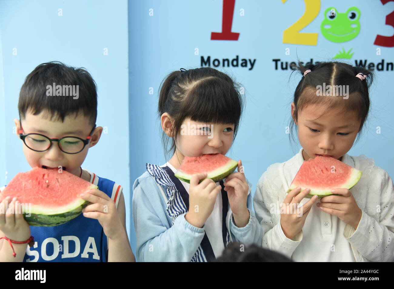 Studenten in Huangchuan zentrale Grundschule in einem® Beißen Herbst ¯ Aktivität mehr über traditionelle chinesische Kultur in Donghai zu Lernen teilnehmen c Stockfoto