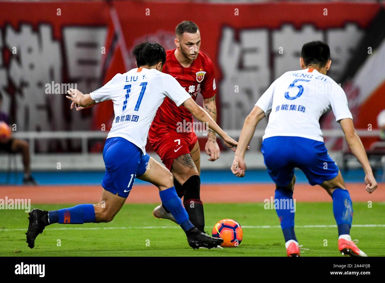 Österreichische Fußball-Spieler Marko Arnautovic von Shanghai SIPG F.C., Mitte, hält den Ball während des 2019 Chinese Football Association (CFA) Halbfinale Stockfoto
