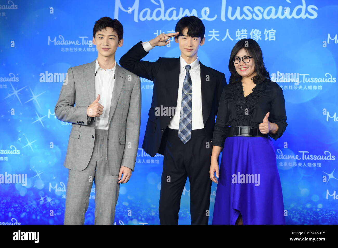 Chinesische Schauspielerin Bai Jingting, Links, wirft mit einer Wachsfigur von ihm während einer enthüllungsfeier im Madame Tussauds Museum in Peking, China, 20 Augu Stockfoto