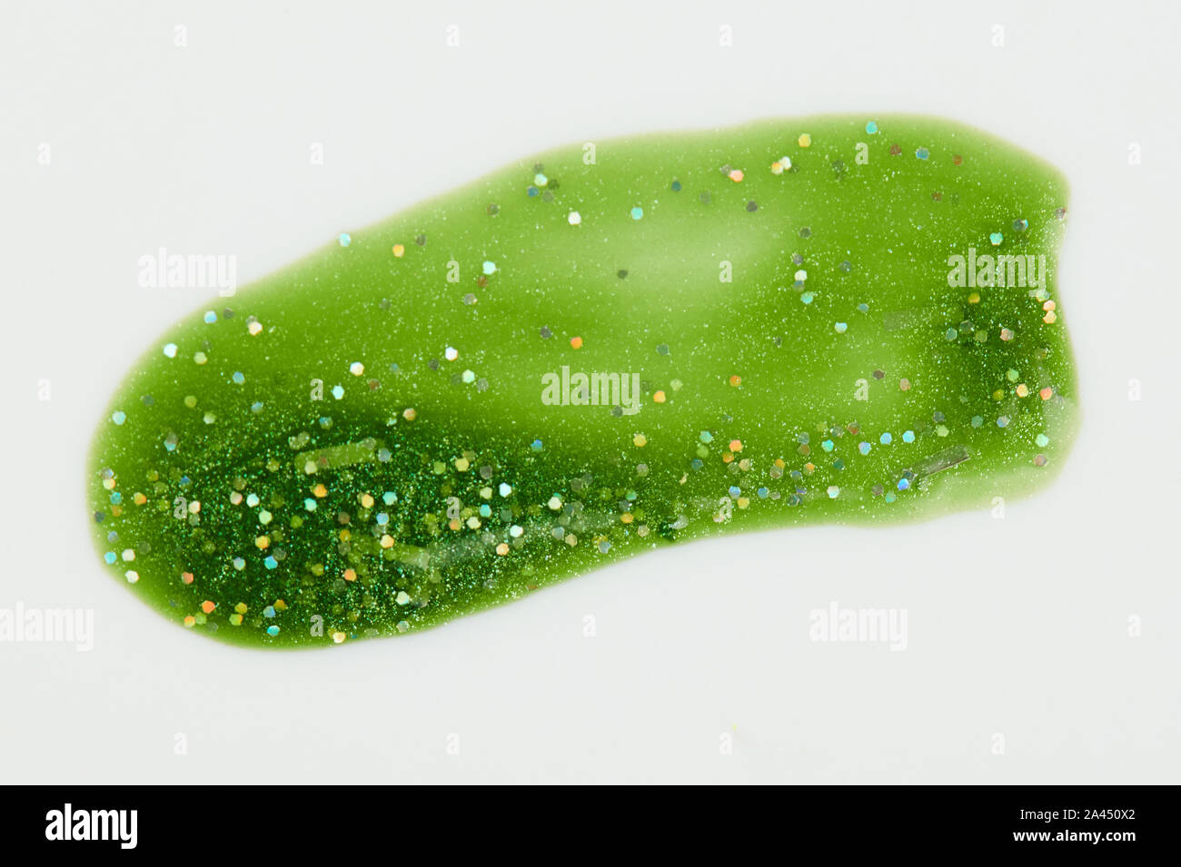 Sparkle green Lack Anschlag auf weißem Hintergrund Nahaufnahme isoliert Stockfoto