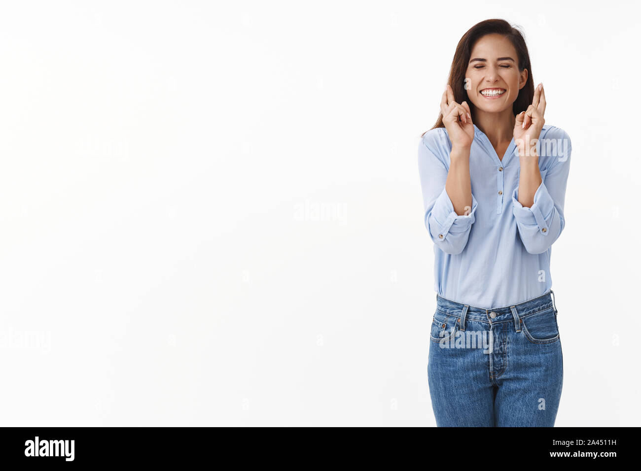 Mädchen haben Gefühl glück Glück. Optimistisch erwachsenen Frau mit Tattoo schließen die Augen, breit grinsend, im Vorgriff auf den Traum wahr, Wunder, positive r Stockfoto