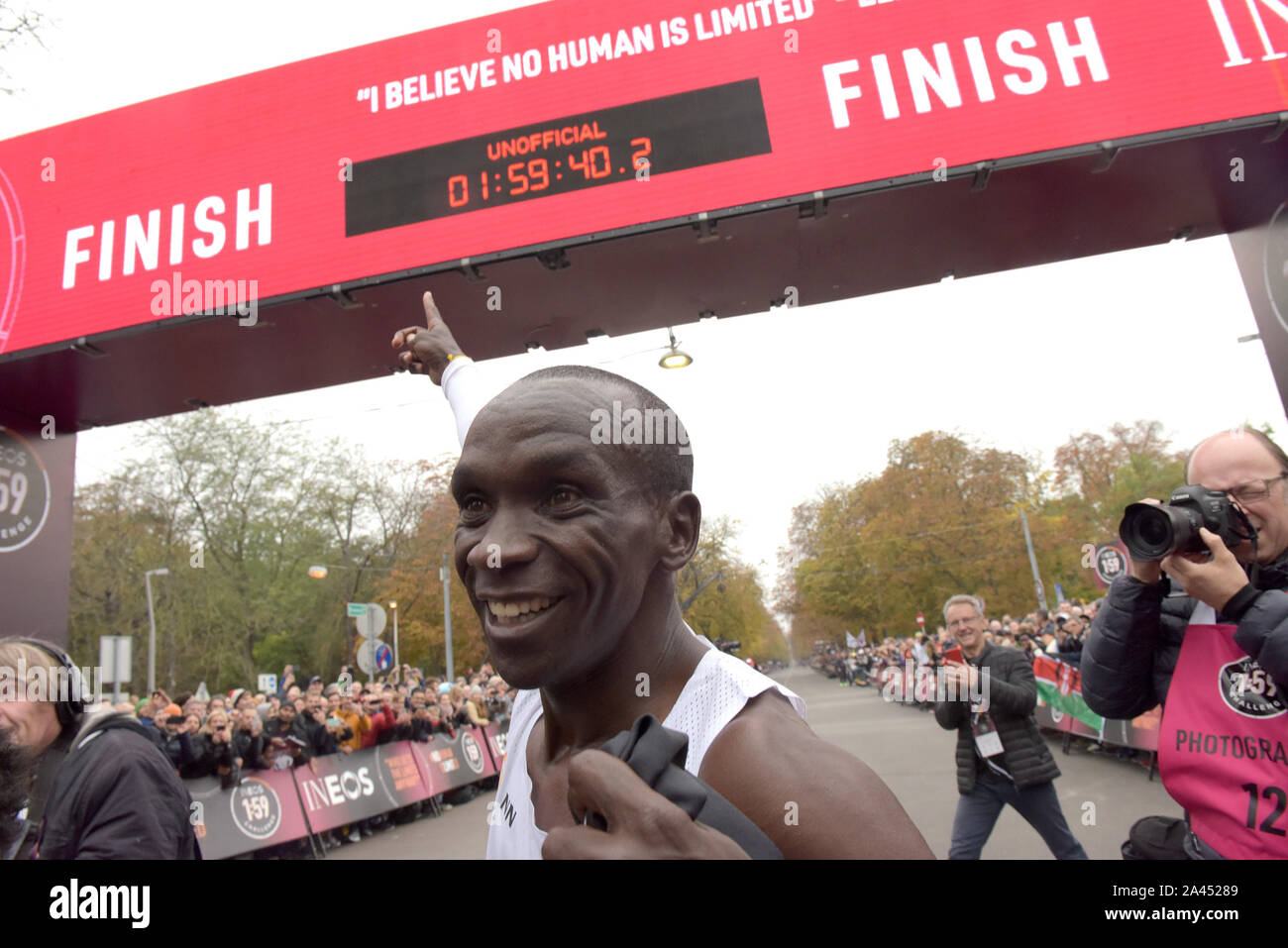 Wien, Österreich. 12 Okt, 2019. Kenias Eliud Kipchoge feiert auf der Ziellinie nach dem Spiel von "1:59 Herausforderung" in Wien, Österreich, 12.10.2019. Eliud Kipchoge abgeschlossen Die "1:59 Herausforderung" erfolgreich im 1h 59m 40.2 s. Quelle: Guo Chen/Xinhua/Alamy leben Nachrichten Stockfoto