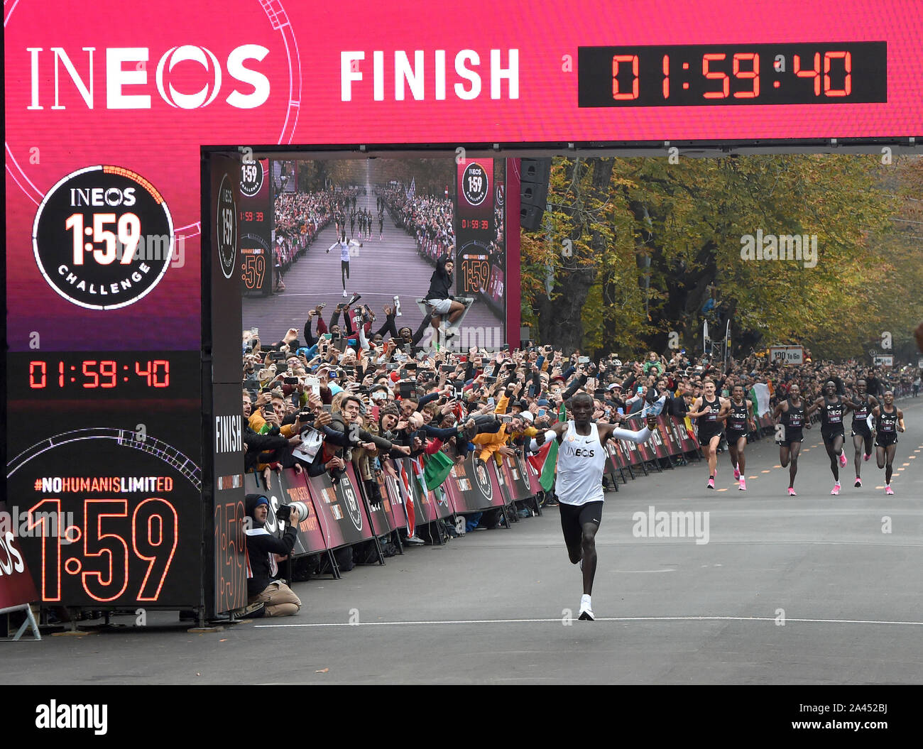 Wien, Österreich. 12 Okt, 2019. Kenias Eliud Kipchoge kreuzt die Linie während des Spiels "1:59 Herausforderung" in Wien, Österreich, 12.10.2019. Eliud Kipchoge abgeschlossen Die "1:59 Herausforderung" erfolgreich im 1h 59m 40.2 s. Quelle: Guo Chen/Xinhua/Alamy leben Nachrichten Stockfoto