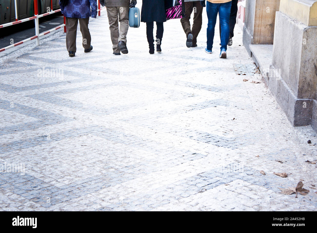 Beine von einer Gruppe von Menschen zu Fuß int er Stadt. Stockfoto