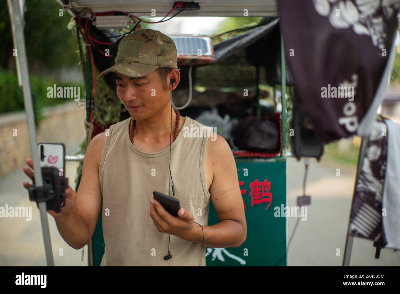 Yunhe teilt seine Reise über Internet Livestream in Peking, China, 8. August 2019. Yunhe, des Benutzernamens und der für den Mann, der Versuche von Norden China zu gehen Stockfoto