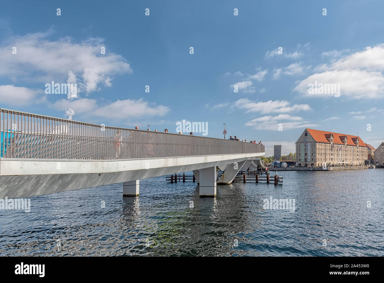 Im Jahr 2016 Eröffnete, Moderne Brücke verfügt über ein innovatives Design und Pfad für Fußgänger und Fahrräder. Stockfoto