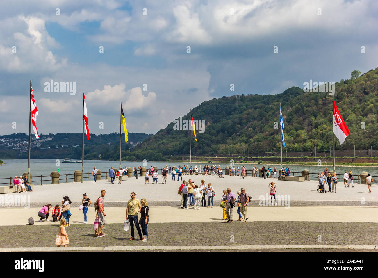 Panorama von Menschen am Deutschen Eck in Koblenz, Deutschland Stockfoto