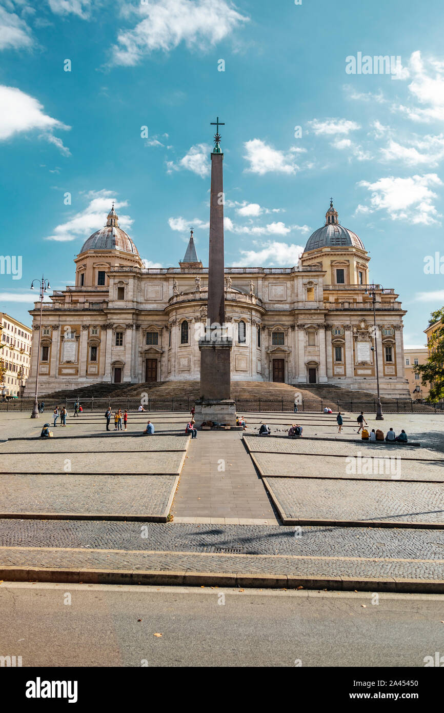 Rom, Italien, 3. Oktober, 2019: Blick auf die traditionellen und klassischen römischen Architektur der Basilika von Santa Maria Maggiore mit Obelisk Spalte. Stockfoto