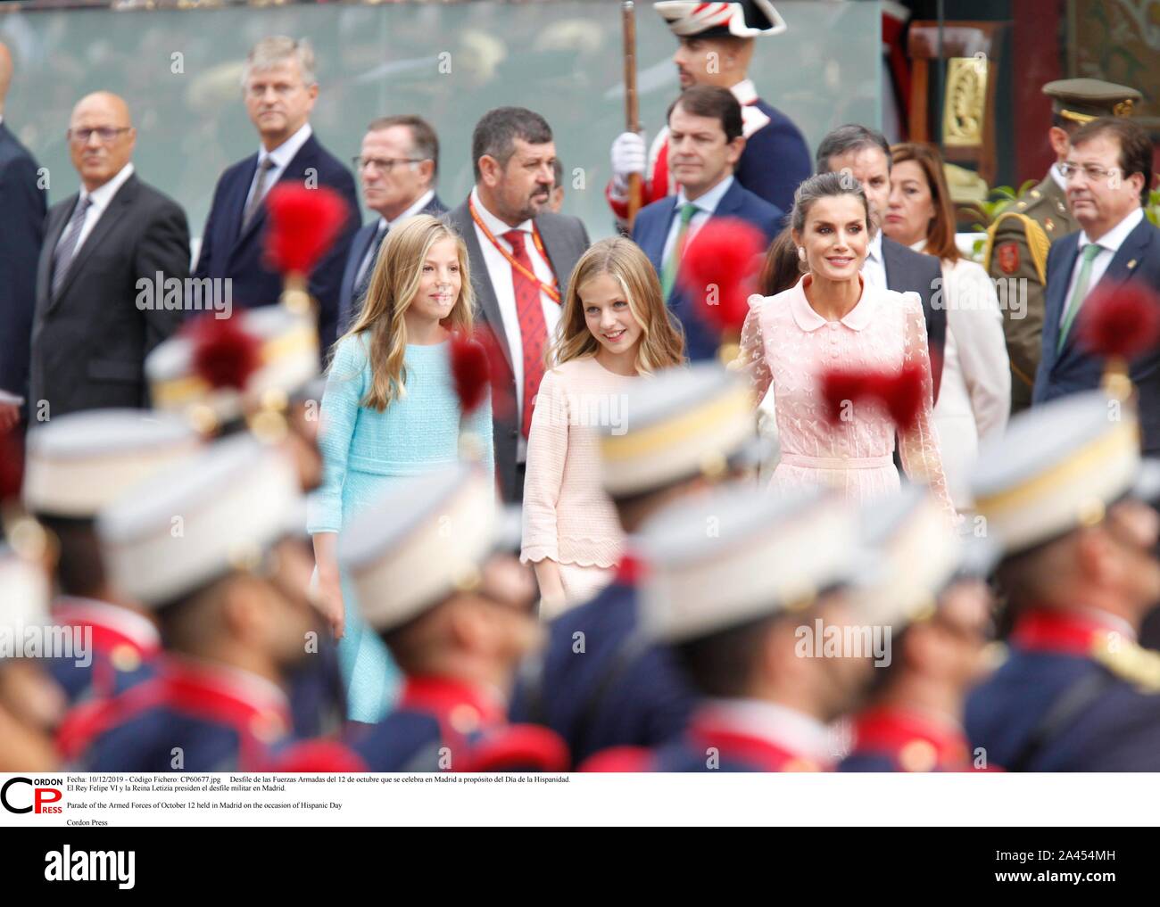 Madrid, Spanien. 12 Okt, 2019. Desfile de las Fuerzas Armadas del 12 de Mayo que se Feier en Madrid a propósito del Día de la Hispanidad. El Rey Felipe VI y la Reina Letizia Sudetendeutschen wies Schroeder el desfile Militar en Madrid. Parade der Streitkräfte von 12. Oktober in Madrid aus Anlass des Hispanic Tag Credit: CORDON PRESSE/Alamy Leben Nachrichten gehalten Stockfoto