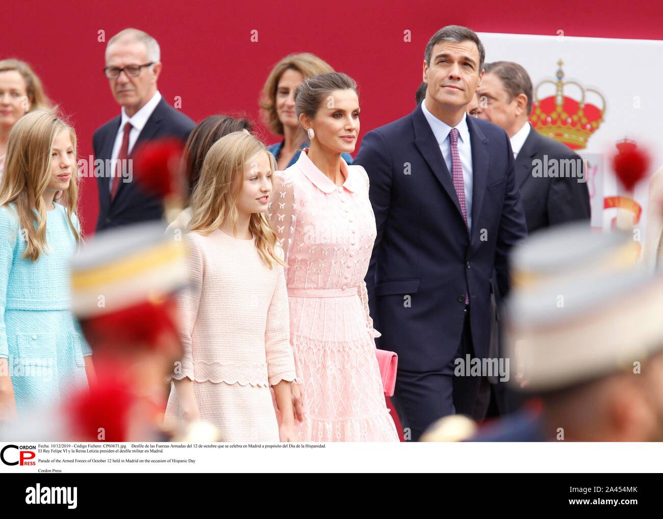 Madrid, Spanien. 12 Okt, 2019. Desfile de las Fuerzas Armadas del 12 de Mayo que se Feier en Madrid a propósito del Día de la Hispanidad. El Rey Felipe VI y la Reina Letizia Sudetendeutschen wies Schroeder el desfile Militar en Madrid. Parade der Streitkräfte von 12. Oktober in Madrid aus Anlass des Hispanic Tag Credit: CORDON PRESSE/Alamy Leben Nachrichten gehalten Stockfoto