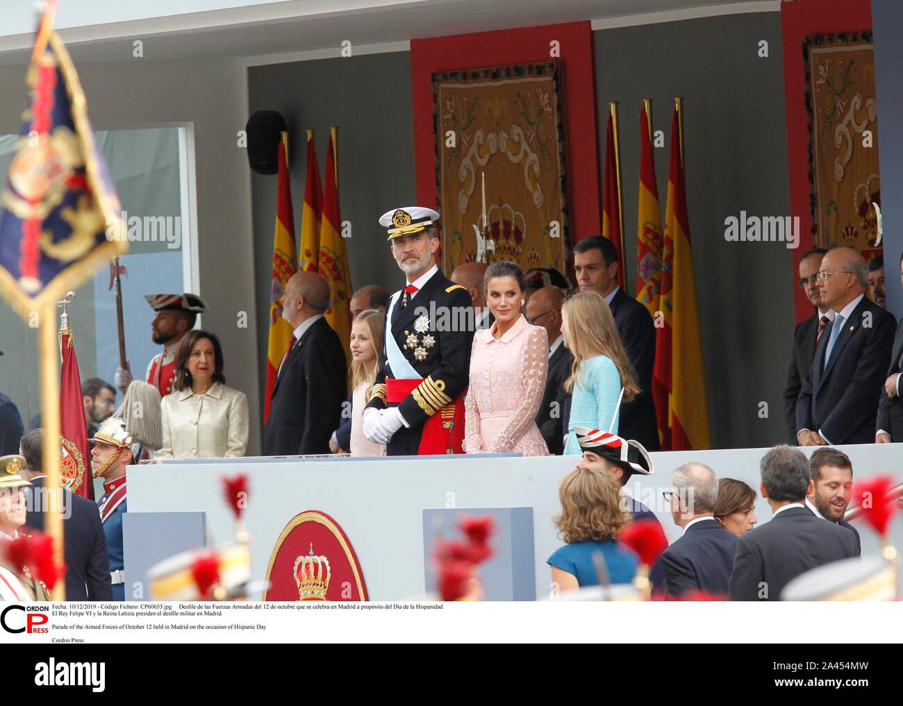 Madrid, Spanien. 12 Okt, 2019. Desfile de las Fuerzas Armadas del 12 de Mayo que se Feier en Madrid a propósito del Día de la Hispanidad. El Rey Felipe VI y la Reina Letizia Sudetendeutschen wies Schroeder el desfile Militar en Madrid. Parade der Streitkräfte von 12. Oktober in Madrid aus Anlass des Hispanic Tag Credit: CORDON PRESSE/Alamy Leben Nachrichten gehalten Stockfoto