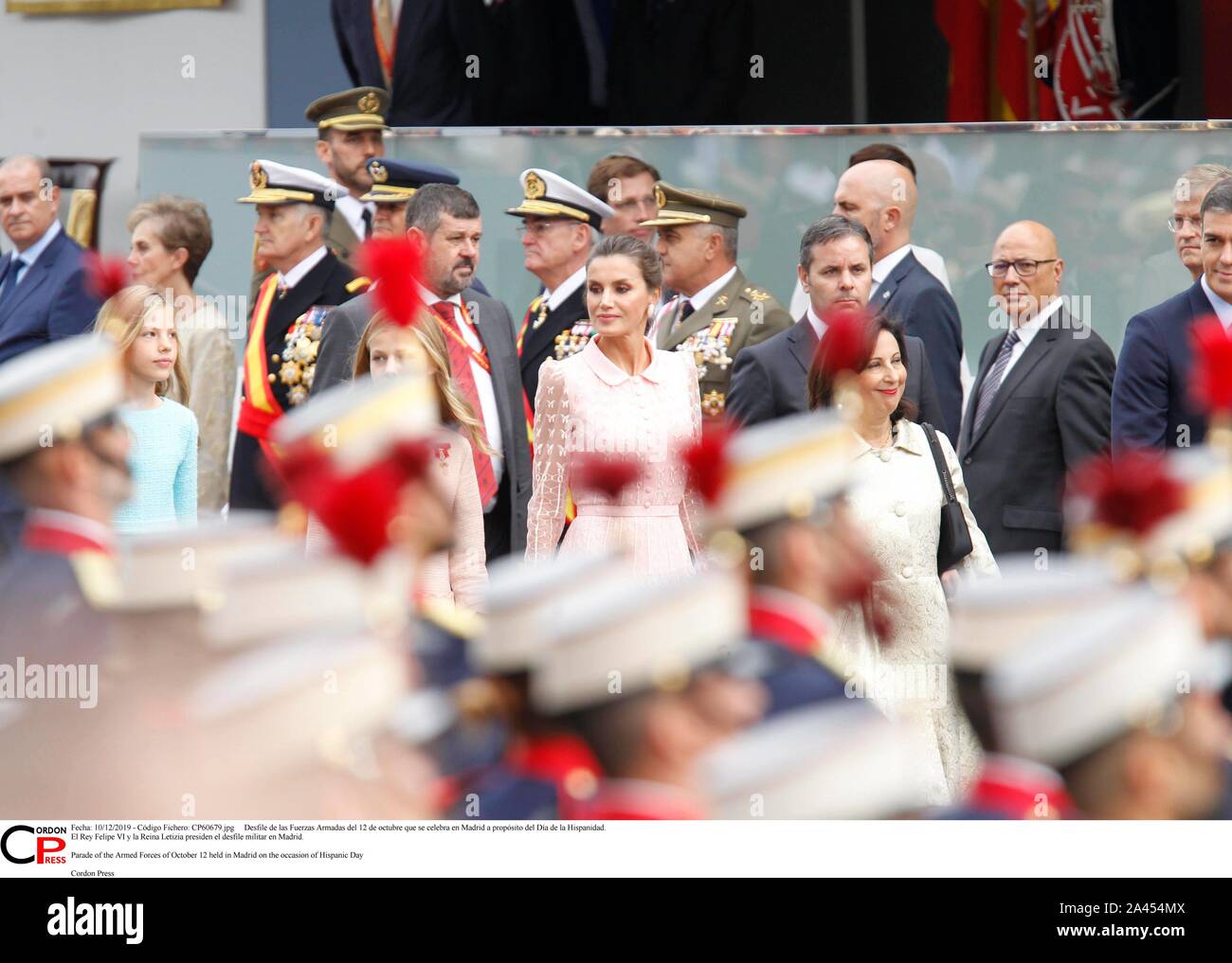 Madrid, Spanien. 12 Okt, 2019. Desfile de las Fuerzas Armadas del 12 de Mayo que se Feier en Madrid a propósito del Día de la Hispanidad. El Rey Felipe VI y la Reina Letizia Sudetendeutschen wies Schroeder el desfile Militar en Madrid. Parade der Streitkräfte von 12. Oktober in Madrid aus Anlass des Hispanic Tag Credit: CORDON PRESSE/Alamy Leben Nachrichten gehalten Stockfoto