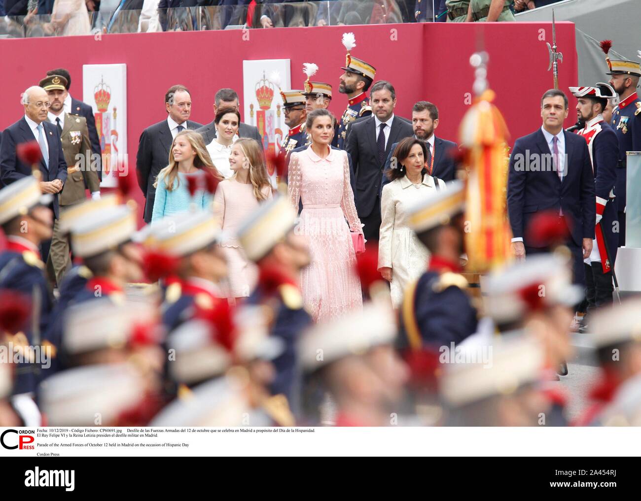 Madrid, Spanien. 12 Okt, 2019. Desfile de las Fuerzas Armadas del 12 de Mayo que se Feier en Madrid a propósito del Día de la Hispanidad. El Rey Felipe VI y la Reina Letizia Sudetendeutschen wies Schroeder el desfile Militar en Madrid. Parade der Streitkräfte von 12. Oktober in Madrid aus Anlass des Hispanic Tag Credit: CORDON PRESSE/Alamy Leben Nachrichten gehalten Stockfoto