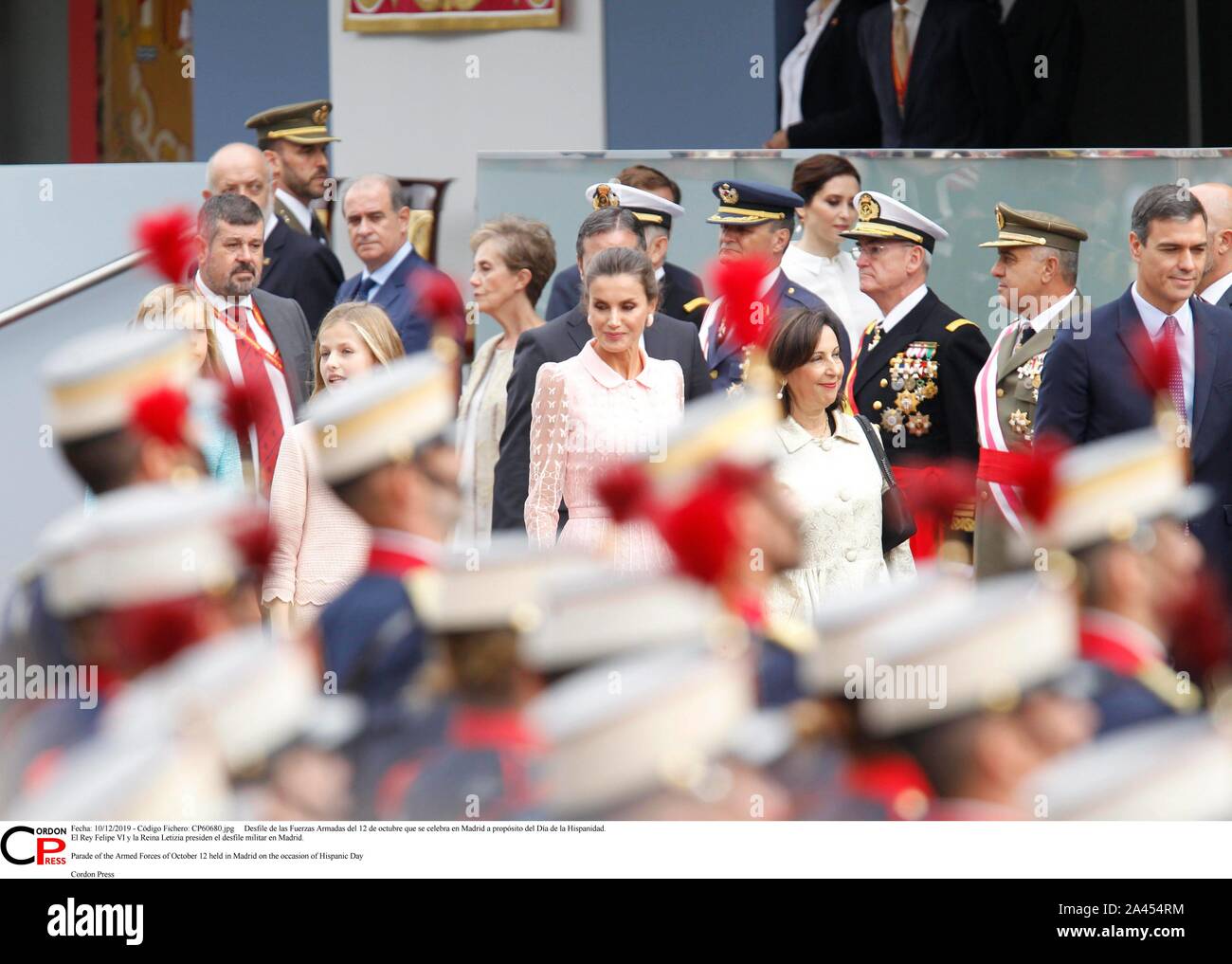 Madrid, Spanien. 12 Okt, 2019. Desfile de las Fuerzas Armadas del 12 de Mayo que se Feier en Madrid a propósito del Día de la Hispanidad. El Rey Felipe VI y la Reina Letizia Sudetendeutschen wies Schroeder el desfile Militar en Madrid. Parade der Streitkräfte von 12. Oktober in Madrid aus Anlass des Hispanic Tag Credit: CORDON PRESSE/Alamy Leben Nachrichten gehalten Stockfoto