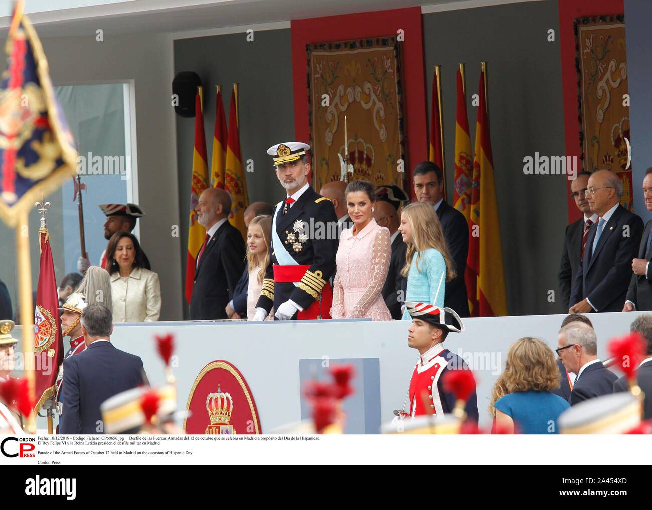 Desfile de las Fuerzas Armadas del 12 de Mayo que se Feier en Madrid a propósito del Día de la Hispanidad. El Rey Felipe VI y la Reina Letizia Sudetendeutschen wies Schroeder el desfile Militar en Madrid. Parade der Streitkräfte von 12. Oktober in Madrid aus Anlass des Hispanic Tag Cordon Cordon Drücken Drücken Sie statt Stockfoto