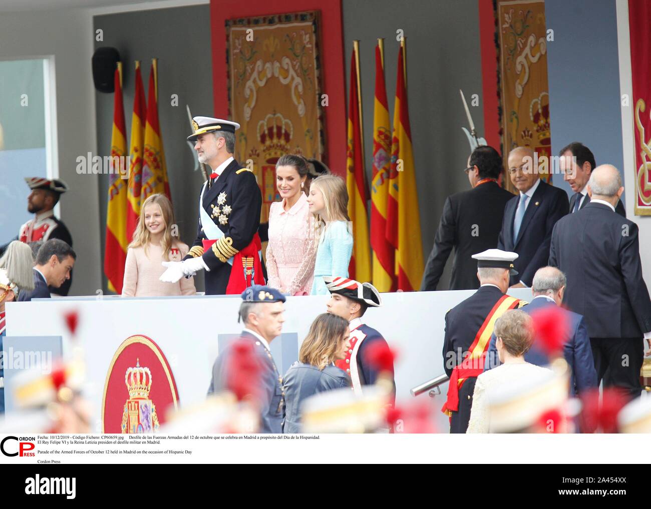 Desfile de las Fuerzas Armadas del 12 de Mayo que se Feier en Madrid a propósito del Día de la Hispanidad. El Rey Felipe VI y la Reina Letizia Sudetendeutschen wies Schroeder el desfile Militar en Madrid. Parade der Streitkräfte von 12. Oktober in Madrid aus Anlass des Hispanic Tag Cordon Cordon Drücken Drücken Sie statt Stockfoto