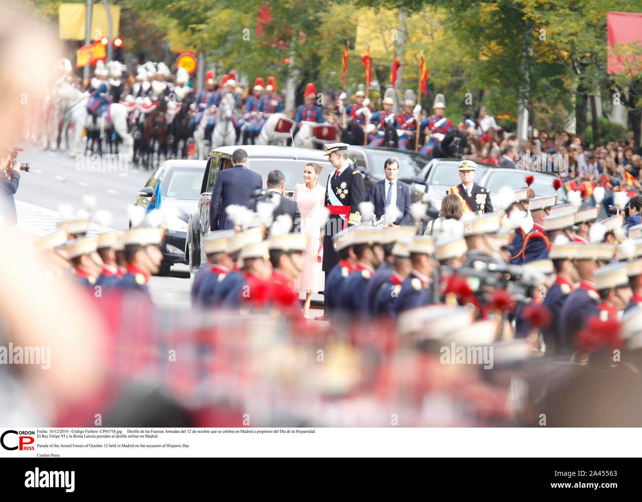 Madrid, Spanien. 12 Okt, 2019. Desfile de las Fuerzas Armadas del 12 de Mayo que se Feier en Madrid a propósito del Día de la Hispanidad. El Rey Felipe VI y la Reina Letizia Sudetendeutschen wies Schroeder el desfile Militar en Madrid. Parade der Streitkräfte von 12. Oktober in Madrid aus Anlass des Hispanic Tag Credit: CORDON PRESSE/Alamy Leben Nachrichten gehalten Stockfoto