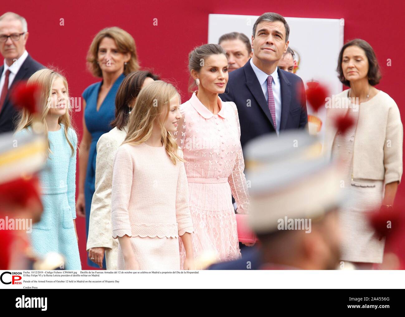 Madrid, Spanien. 12 Okt, 2019. Desfile de las Fuerzas Armadas del 12 de Mayo que se Feier en Madrid a propósito del Día de la Hispanidad. El Rey Felipe VI y la Reina Letizia Sudetendeutschen wies Schroeder el desfile Militar en Madrid. Parade der Streitkräfte von 12. Oktober in Madrid aus Anlass des Hispanic Tag Credit: CORDON PRESSE/Alamy Leben Nachrichten gehalten Stockfoto