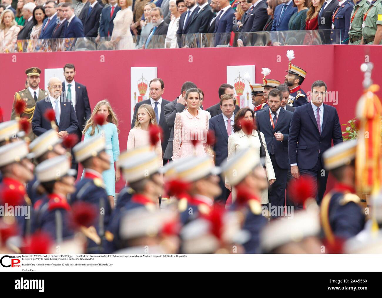 Madrid, Spanien. 12 Okt, 2019. Desfile de las Fuerzas Armadas del 12 de Mayo que se Feier en Madrid a propósito del Día de la Hispanidad. El Rey Felipe VI y la Reina Letizia Sudetendeutschen wies Schroeder el desfile Militar en Madrid. Parade der Streitkräfte von 12. Oktober in Madrid aus Anlass des Hispanic Tag Credit: CORDON PRESSE/Alamy Leben Nachrichten gehalten Stockfoto