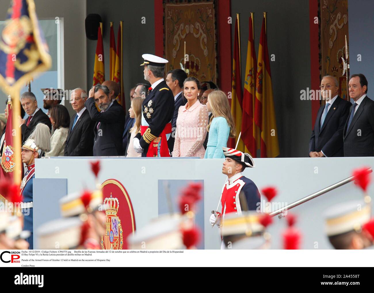 Madrid, Spanien. 12 Okt, 2019. Desfile de las Fuerzas Armadas del 12 de Mayo que se Feier en Madrid a propósito del Día de la Hispanidad. El Rey Felipe VI y la Reina Letizia Sudetendeutschen wies Schroeder el desfile Militar en Madrid. Parade der Streitkräfte von 12. Oktober in Madrid aus Anlass des Hispanic Tag Credit: CORDON PRESSE/Alamy Leben Nachrichten gehalten Stockfoto